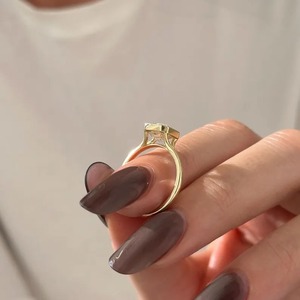 Bague de fiançailles en or jaune 18 carats avec diamant de laboratoire taille Asscher serti clos, à double sangle, couleur fantaisie, tendance, certifiée IGI, vente en gros - Product Image 3