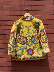 เสื้อแจ็คเก็ตปักลายซูซานีทำมือสุดหรูสำหรับผู้หญิง สีเหลืองลายดอกไม้ สไตล์โบโฮ เอธนิค เสื้อโค้ทวินเทจ งานฝีมือ เสื้อคลุมฤดูหนาว ขายส่ง - Product Image 4