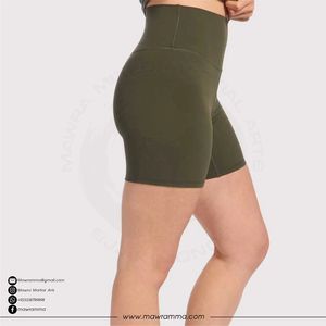 Shorts de yoga taille haute pour femme, noir uni, avec surpiqûres contrastées, deux poches latérales, extensibles dans quatre directions, style cycliste, pour le sport - Product Image 3