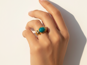 Anillo Étnico Ovalado de Ónix Verde con Piedra de Nacimiento de Mayo en Latón Chapado en Oro - Product Image 4