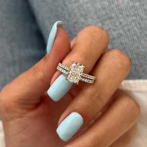Ensemble de mariage en diamant de laboratoire taille coussin allongé de 2 carats, avec halo caché et pavé, en or blanc, certifié IGI - Product Image 3
