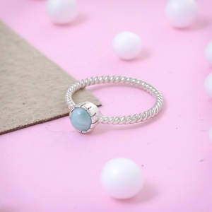 Bague en argent sterling 925 avec pierre précieuse Larimar naturelle, pierre bleue ronde, bande torsadée, sertissage clos, bijoux minimalistes tendance - Product Image 3