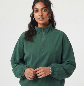 Conjunto de Pantalones Cortos y Chaqueta Cortavientos Impermeable de Manga Larga con Capucha para Mujer, Diseño Sólido y Resistente a la Lluvia, Dos Piezas para Senderismo - Product Image 4