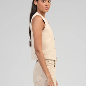 Chaleco sin mangas beige para mujer con botones dorados, sin cuello, de piel sintética, largo regular, color sólido - Product Image 2