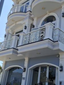 Barandilla de Balcón de Hierro Forjado y Acero Inoxidable, Diseño Europeo Moderno, Resistente y Personalizable, para Interiores y Exteriores - Product Image 5