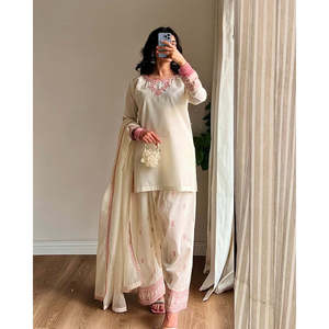 Ropa de Diseñador India y Pakistaní, Top de Fiesta con Parte Inferior y Dupatta para un Look Elegante - Product Image 3
