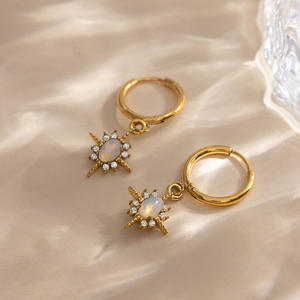 Pendientes de Aro Huggie con Estrella de Ópalo en Acero Inoxidable Chapado en Oro de 18K, Gran Venta - Product Image 3