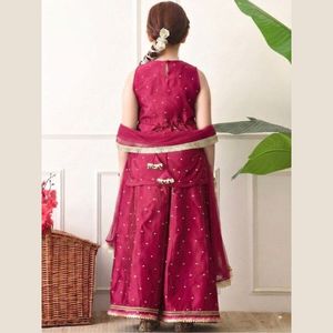 Conjunto Sharara de Algodón y Seda Suave con Bordado Rosa y Dupatta de Tela, Completamente Cosido, Ropa Étnica Infantil, Precio al por Mayor por Royal Export - Product Image 5