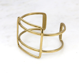 Brazalete Geométrico de Latón Hecho a Mano, Brazalete Abierto Minimalista Estilo Boho, Joyería Ajustable en Tono Dorado, Regalo para Ella - Product Image 4