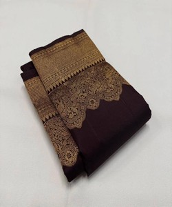 Sari de Seda Marrón Oscuro con Borde Bordado en Oro, Traje Tradicional Indio para Bodas, para Mujer - Product Image 2