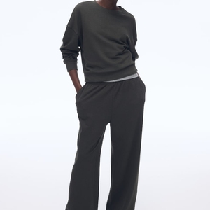 Pull à col roulé surdimensionné en tissu éponge avec logo sur le devant pour un confort doux, un style épuré et une utilisation quotidienne dans la garde-robe - Product Image 1