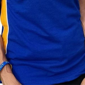เสื้อยืด Sigma Gamma Rho 1922 สีน้ำเงินรอยัล พรีเมียม แต่งลายตัวอักษรกรีกสีทอง ดีไซน์ทันสมัย สวมใส่สบาย ผ้าฝ้ายนุ่ม ใส่ได้ทุกวัน - Product Image 4