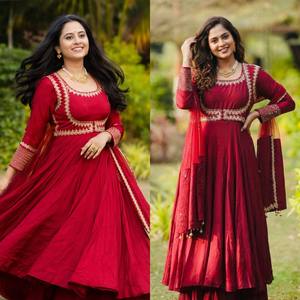 Présentation du nouveau costume Anarkali maxi de créateur dans un style fantaisie - Product Image 3