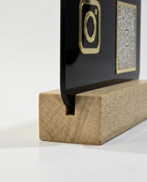 Support de Code QR Premium pour Réseaux Sociaux en Acrylique et Plastique – Élégant, Transparent, Personnalisable, Artistique, avec Logo Cosmos sur Base en Bois pour la Vente au Détail