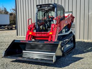 Minicargadora de orugas Takeuchi TL12V2 con cucharón frontal para construcción y agricultura - Product Image 3