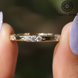Bague de fiançailles classique pour femme en argent plaqué or 18 carats avec moissanite taille coussin sertie à griffes - Product Image 3
