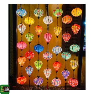 Lanterne en soie vietnamienne et abat-jour suspendu en bambou pour l'ambiance des restaurants, provenant de Hoi An, Vietnam, pour l'hôtellerie - Product Image 4