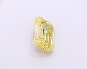 Diamant CVD de 1,06 ct, taille émeraude, jaune intense fantaisie, VS2, haute performance, pierre de laboratoire durable pour bijouterie professionnelle - Product Image 4