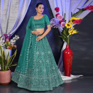 ชุดเลเฮนกาโชลีประดับด้วยงานปักดิ้นอย่างละเอียด กระโปรงทรงบานหรูหรา เสื้อทรงสง่างาม ผ้าคลุมไหล่บางเบา เหมาะสำหรับโอกาสพิเศษ - Product Image 2