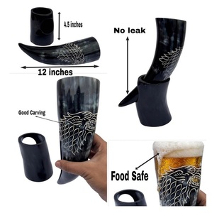 Coupe à boire artisanale en corne de Viking avec support, gravée loup, style rustique médiéval - Product Image 6