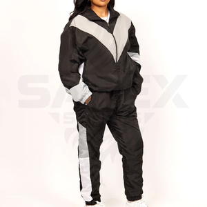 Conjunto deportivo de dos piezas para mujer, con capucha, cortavientos personalizado, pantalones cortos deportivos y sudadera con cremallera, conjunto de nailon. - Product Image 2