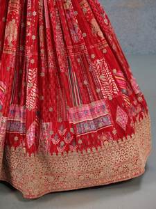 Conjunto de Lehenga Rojo de Seda Chinnon con Blusa Bordada y Dupatta de Chifón, Estilo Bollywood para Fiestas y Celebraciones - Product Image 5