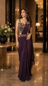 Sari en soie bordeaux élégant avec broderie dorée pour les occasions de mariage, longueur au sol, coupe classique pour femme, provenant d'Inde et du Pakistan - Product Image 2