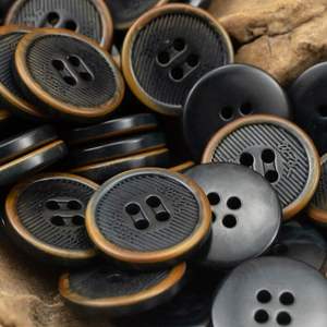 Nouvelles Boutons de Costume Marron Tendance à 4 Trous, Faits Main, en Corne, à Vendre - Product Image 1