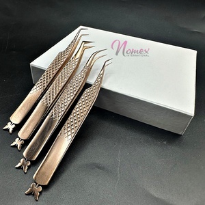 ชุดแหนบสแตนเลสป้องกันไฟฟ้าสถิตย์ 4 ชิ้น หลายมุมและปลาย พร้อมฐานแบบผีเสื้อ สำหรับงานต่อขนตาอย่างแม่นยำ - Product Image 3