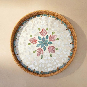 Plateau décoratif en rotin naturel raffiné et nacre, fait main, élégant, pour comptoir de cuisine ou ottoman - Product Image 1