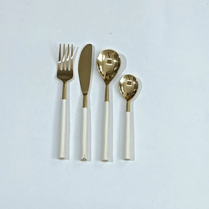 Ensemble de couverts vintage en acier inoxydable avec manche en résine rouge, résistant au lave-vaisselle, pour mariage, comprenant cuillère, couteau et fourchette - Product Image 6