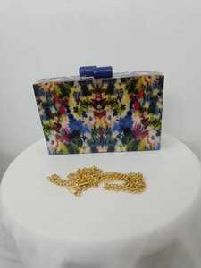 Bolso de Mano Personalizado Vintage, Diseño Geométrico de Colores Mixtos, Bordado, Material de Resina, Correa de Cadena Dorada, RR Enterprises - Product Image 2