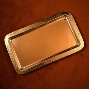 Esta bandeja rectangular de metal para servir presenta un borde texturizado martillado que combina tonos cálidos con un estilo sofisticado para decoración. - Product Image 1