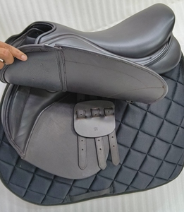Silla de montar inglesa de cuero de primera calidad con asiento de cuero suave, estructura de plástico y rodillera desmontable. - Product Image 3