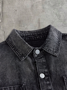 Camisa de mezclilla negra para hombre, lavada y desgastada, con doble bolsillo, manga corta, corte holgado, hombros caídos, estilo urbano, con botones al frente - Product Image 5