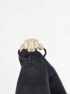 Anillo de Diamantes de Oro Amarillo de 14K y 18K con Diamantes Cultivados en Laboratorio, Corte Baguette, Tres Piedras, para Mujer, Joyería Moderna para Novia, Elegante - Product Image 2