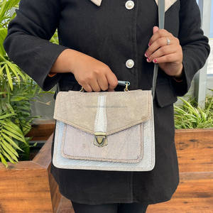 Nuevo Bolso Bandolera de Mujer, Moderno, Brillante, con Patrón Metálico Plateado, Asa de Cuero Reciclado, Gran Capacidad - Product Image 2