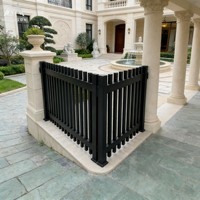 Portail de jardin moderne en aluminium avec lattes verticales et système de verrouillage intelligent pour la sécurité de la cour et de la cour intérieure