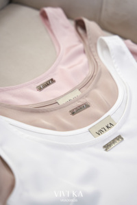 Débardeur en satin blanc sans manches pour femme, col rond, respirant, style décontracté d'été VIVI KA HELENA 100% polyester, plaque logo unie - Product Image 4