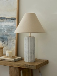 Lámpara de Mesa de Cerámica Acanalada de Lujo con Detalles Verticales Esculpidos, Iluminación Ambiental Premium y Atractivo Decorativo Contemporáneo para el Hogar - Product Image 5