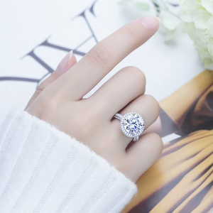 Bague de fiançailles pour femme en or blanc, style classique, avec diamant rond taille brillant, halo et pierres latérales en diamants naturels - Product Image 4