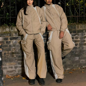 Conjunto de Chaqueta y Pantalones Deportivos Personalizados 100% Poliéster con Cierre de Nylon, Chaqueta Cortavientos con Parches Impresos, Ropa Táctica para Gimnasio - Product Image 1