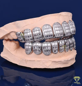 Grillz personnalisés en argent sterling 925 véritable avec diamants Moissanite VVS taille baguette, approuvés par le testeur de diamants - Product Image 3