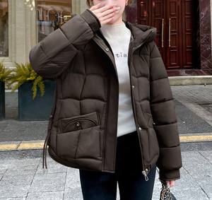 Blouson court matelassé à capuche pour femme, prix usine Chine-Bangladesh, doudoune épaisse d'hiver, fermeture éclair, style décontracté - Product Image 4