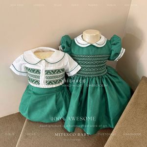 Robe smockée pour filles, à paillettes vertes, pour Noël et la Saint-Patrick, mini, à manches courtes, brodée, design personnalisé, fabriquée au Vietnam - Product Image 2