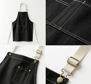Delantal de lona negro con costuras blancas y bolsillos para uso en restaurantes y bares, diseño unisex - Product Image 5