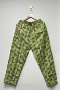 Ensemble de vêtements de nuit pour femmes en coton, imprimé safari vert élégant et luxueux, 3 pièces |   Ensemble de salon : chemise et pantalon de pyjama imprimé léopard pour le voyage - Product Image 3