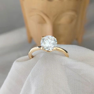 Anillo de Diamantes Redondos Brillantes con Diamantes Amarillos Vibrantes en Oro Amarillo – Una Combinación Perfecta de Estilo Clásico y Lujo Moderno - Product Image 1