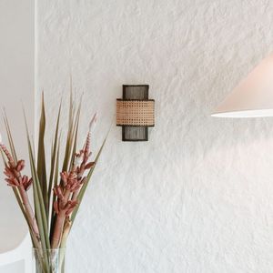 Lampe murale en rotin conçue avec un abat-jour à tissage ouvert pour une diffusion de lumière douce et un accent mural texturé naturel - Product Image 1