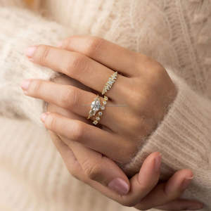 แหวนแต่งงาน/หมั้น อาริน เอเทอร์นิตี้ แบนด์ ประดับเพชรทรงเอเมอรัลด์คัต ผลิตในห้องปฏิบัติการ พร้อมใบรับรอง IGI/GIA ทอง 14k คลาสสิก เครื่องประดับเพชรสร้างในห้องปฏิบัติการ - Product Image 1